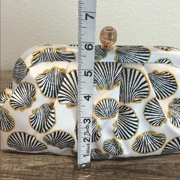 Isaac Mizrahi | Seashell Motif Clutch w/ Crossbody ✨ - Picture 10 of 11